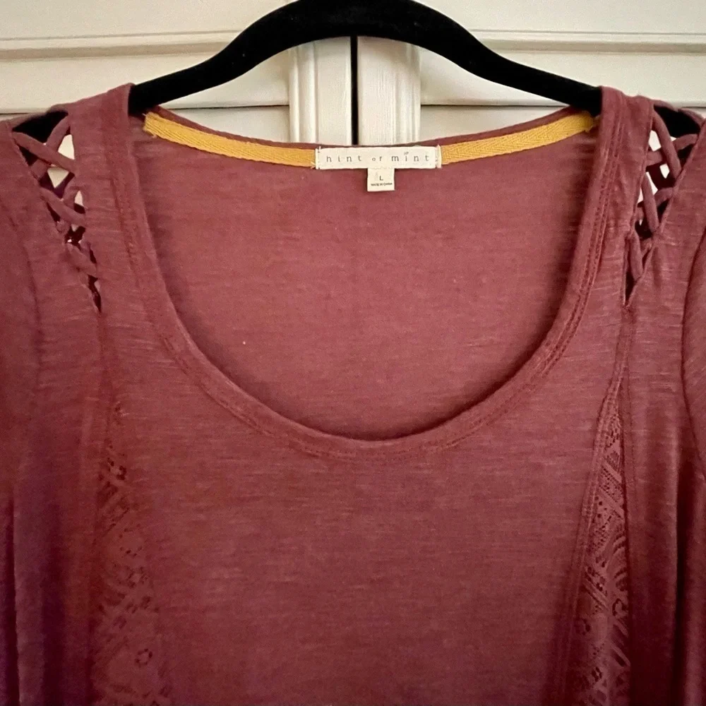 WOMENS LONG SLEEVE TOP WITH CUTOUTS AT SHOULDERS. SIZE L. - Picture 6 of 7